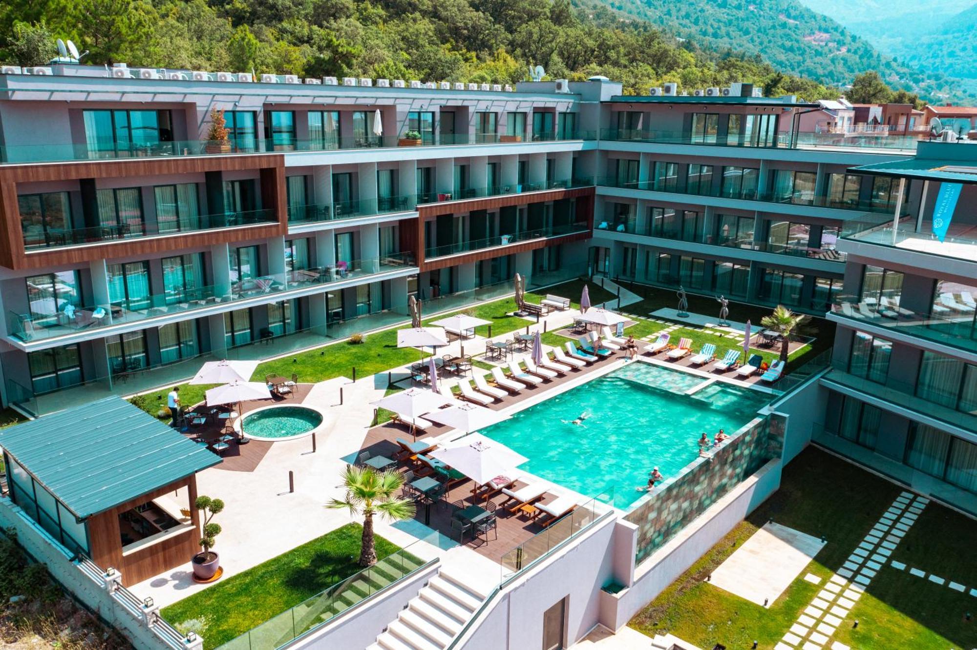 Royal Blue Resort & Residences Tivat Buitenkant foto